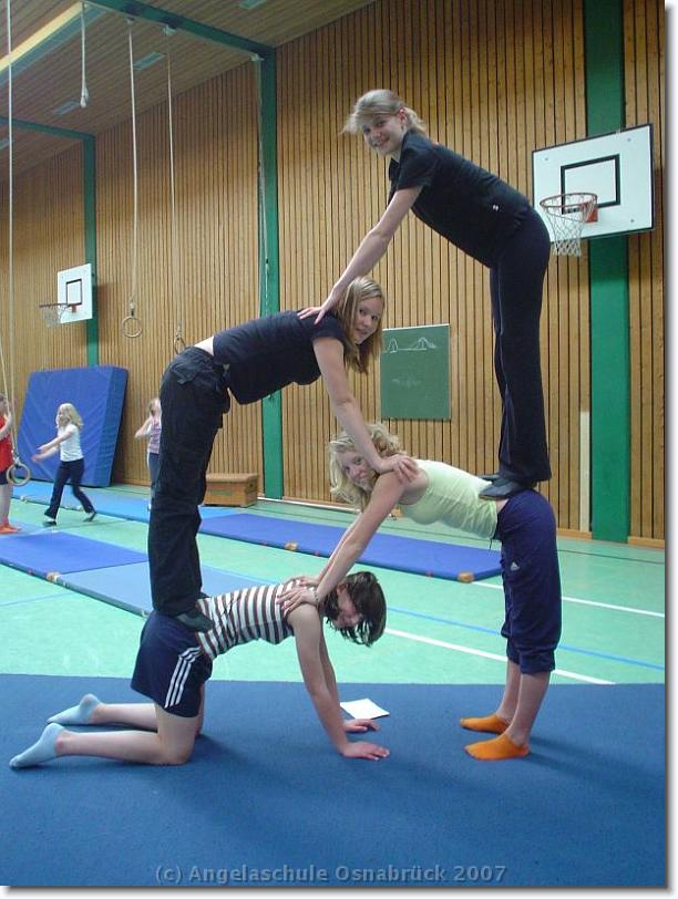 Akrobatik Pyramiden Für 4 Personen Akrobatik | Angelaschule Osnabrück
